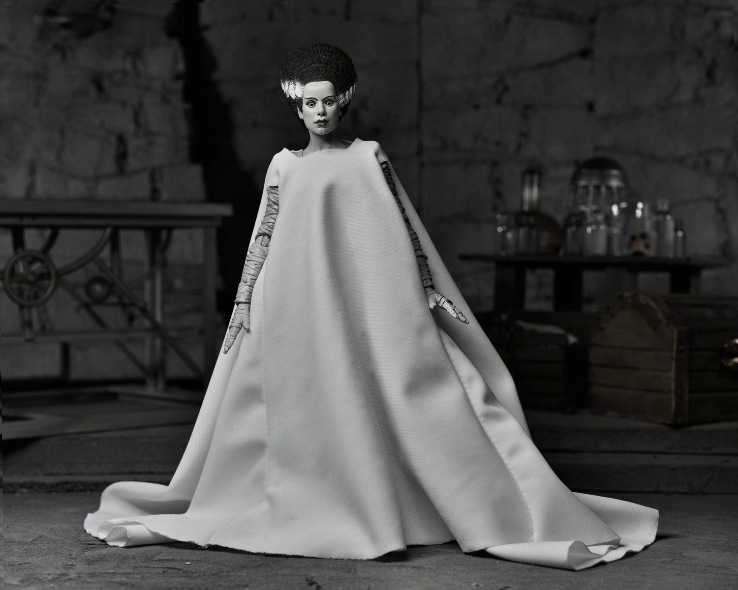 NECA Universal Monsters Bride of Frankenstein (Black and White) NECA